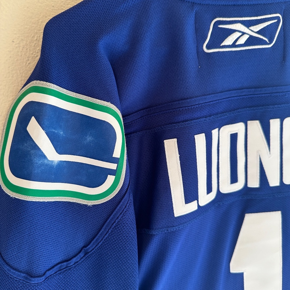 Authentic Lounge Canucks Hockey Jersey Unisex Small  Reebok